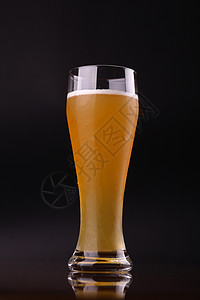 啤酒杯饮料工艺黑色啤酒小麦酿造液体玻璃图片