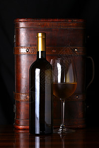 白酒瓶案件灰色瓶子木头玻璃背景图片