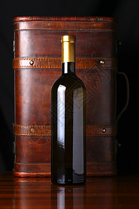 白酒瓶盒子瓶子木头案件背景图片