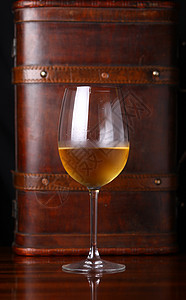 白葡萄酒杯案件玻璃盒子白酒木头背景图片