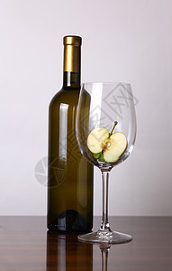 白葡萄酒和苹果玻璃白酒水果香气白色味道背景图片