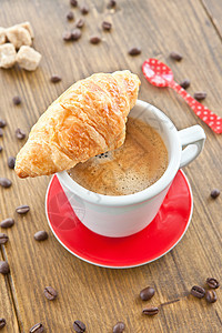 咖啡和羊角面包咖啡杯饮料时光红色热饮早餐杯子馒头食物时间图片