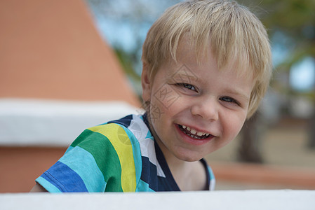 可爱微笑的小男孩的肖像背景图片