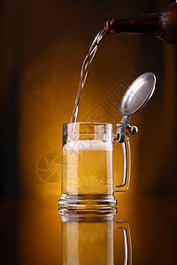 游啤酒口渴瓶子喷射液体流动饮料布料黄色泡沫酿造图片