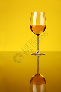 白葡萄酒杯玻璃黄色奢华白酒反射背景图片