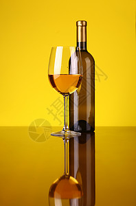白葡萄酒杯白酒黄色反射奢华玻璃背景图片