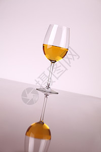 白葡萄酒杯反射白酒奢华白色玻璃背景图片
