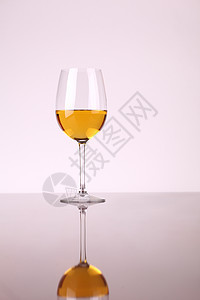 白葡萄酒杯白色白酒奢华玻璃反射背景图片