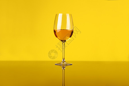 白葡萄酒杯黄色奢华玻璃白酒反射背景图片