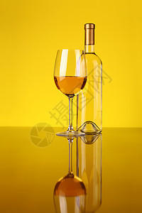 白葡萄酒杯玻璃黄色奢华反射白酒背景图片
