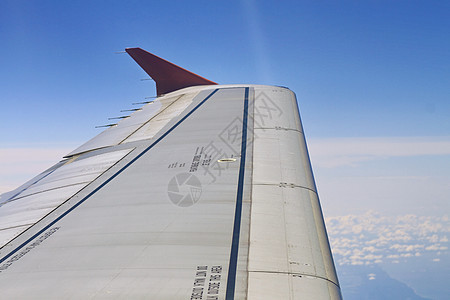 机翼飞机在空中飞行天空一部分航班航空运输空气航空装置背景图片