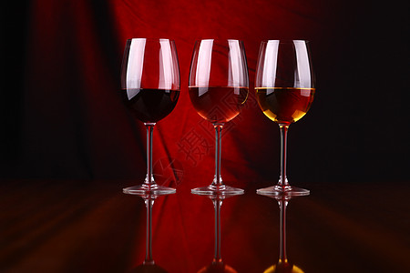 酒杯眼镜布料多样性红色反射奢华玻璃织物粉色白酒图片素材