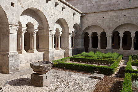 旧修道院花园祷告柱子石头古董大教堂冥想精神宗教大理石历史性图片