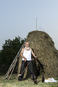 农村老人使用西丝网农场农民男性季节城市木头男人收成园艺工具图片