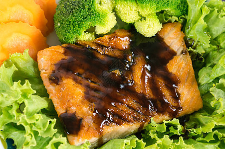 与和蒸汽花椰菜一起的午餐盘子美食胡椒营养健康餐厅食物牛扒美味图片