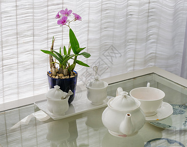装有花饰的陶瓷用具厨房家具餐厅花瓶茶壶工具台面玻璃窗帘杯子图片