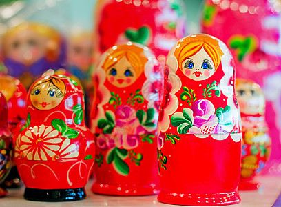 传统的俄罗斯儿童玩具     筑巢娃娃工艺市场家庭手工样本祖母微笑礼物女孩艺术图片