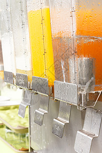喷洒器中的橙汁高清图片