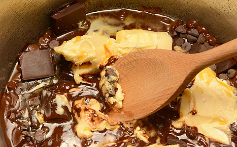 将黄油和巧克力放在锅里图片