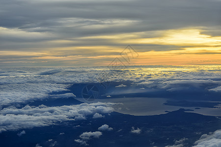 日落云层航班太阳地平线视图阳光飞行天气天空旅行飞机图片