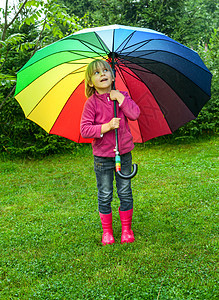 户外有伞子的儿童草地红色天气公园女孩隐藏孩子橡胶童年雨鞋图片