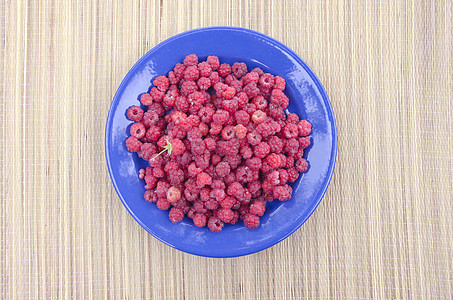 桌上新鲜的甜莓蓝莓盘图片