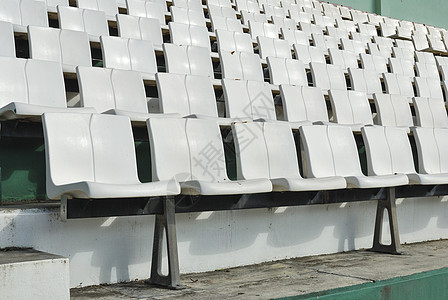 在户外礼堂的一排破碎和有染白椅子空白观众塑料水平运动团体座位体育场数字足球图片