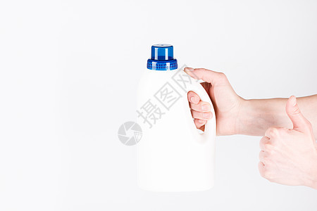白色塑料瓶 手放在白白上 有确定符号图片