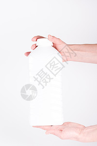 将白色塑料瓶装在白色上图片