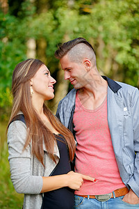在户外微笑快乐的年轻夫妇季节情侣太阳拥抱感情浪漫成人女士女孩男朋友图片