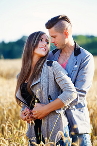 在户外微笑快乐的年轻夫妇太阳女士季节男性情侣女孩幸福感情男人拥抱图片