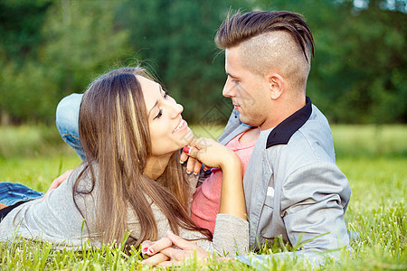 在户外微笑快乐的年轻夫妇浪漫季节幸福男朋友公园男性太阳家庭情侣女性图片