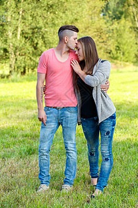 在户外与年轻夫妇亲吻快乐图片
