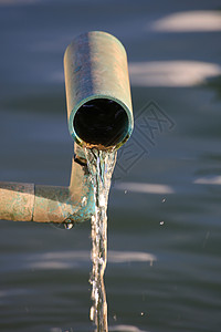 从管道流出的泉水温泉溪流流通助焊剂水池图片