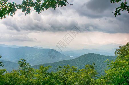 斯摩基山脉的山脊 横跨了山谷摄影太阳图层叶子差距蓝色天空日落艺术公园图片