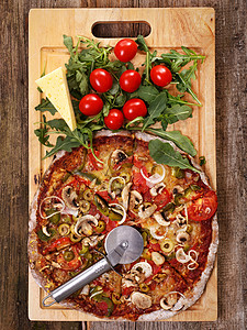 饭桌上有美味的比萨饼木头脆皮桌子蔬菜食物草药厨房胡椒用具首席图片