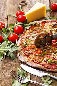 饭桌上有美味的比萨饼桌子洋葱脆皮用具食物蔬菜美食面团胡椒餐厅图片