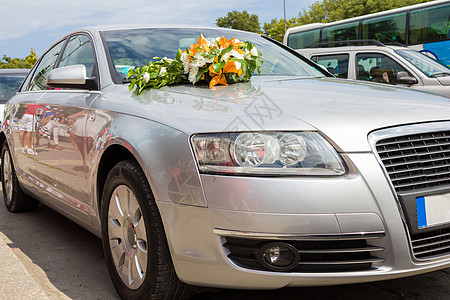 婚礼车 用大花束装饰婚礼的汽车装饰图片