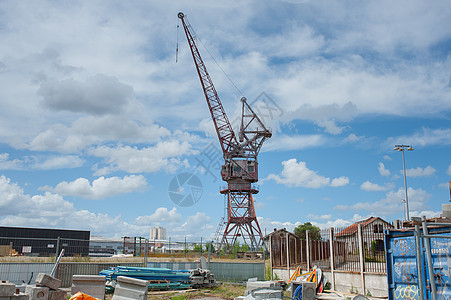 港口废弃起重机集装箱机械河口金属飞艇工地建筑历史性机器工作背景图片