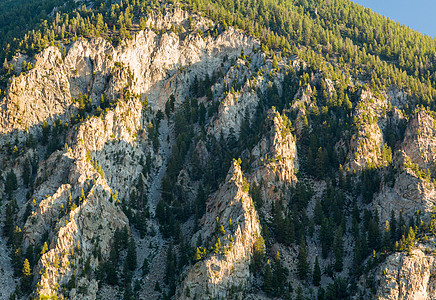 科罗拉多州普林斯顿山的粉笔悬崖石头树木旅游地平线白垩岩石风景地质学白色戏剧性图片