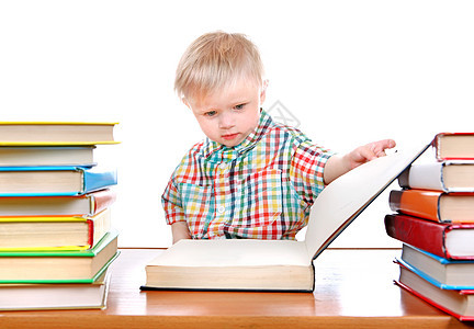 带书的宝贝男孩训练衬衫男生孩子桌子男性童年探索时间学校背景图片