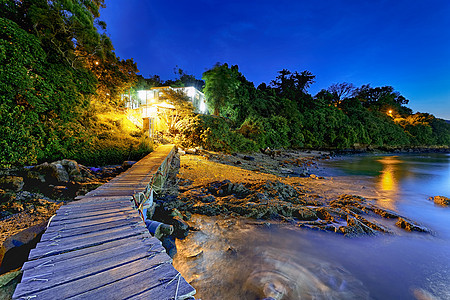 夜间的码头和小房子风景季节太阳反射旅行地平线蓝色支撑钓鱼日落图片