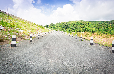 森林中的林地蓝色运输草地路线赛道晴天旅行自由国家城市图片