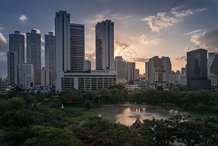 晚上在市区的曼谷市中心公园建筑景观公寓天空商业财产住宅全景旅行图片