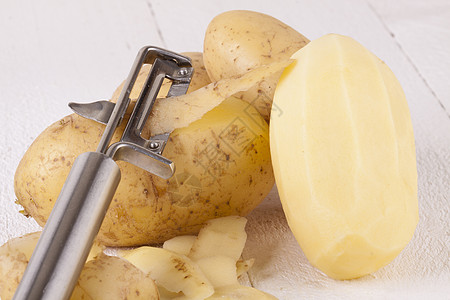 含有Peeler和Peeled皮肤的土豆饮食生产厨具厨房农业营养果皮刀刃块茎根菜图片
