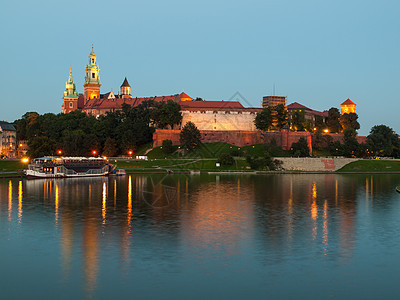 晚上好 在克拉科夫的Vistula河抛光建筑大教堂旅行皇家反射观光照明历史性建筑学图片