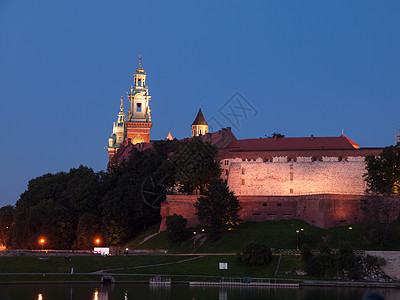 晚上好 在克拉科夫的Vistula河城堡纪念碑建筑皇家爬坡历史照明建筑学观光抛光图片