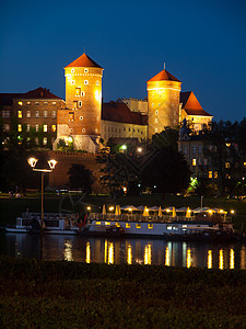 黄昏时的Wawel城堡地标反射旅行夜景建筑学观光大教堂建筑历史性爬坡道图片