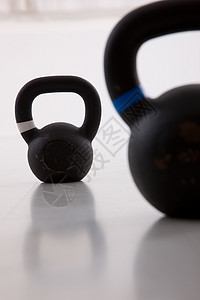 2个黑色的铁壶铃 用来提升重量和健身图片