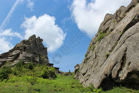喀尔巴阡山大岩石悬崖风景小路森林场景旅行地层旅游绿色全景图片